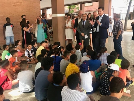 Luis Salvador durante la visita a la Escuela de Verano (AYTO. GRANADA)