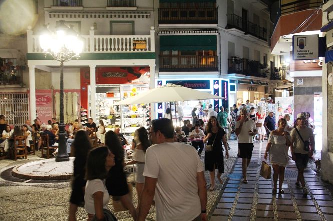 Gran afluencia de gente en la Shoping Jazz de Almuñécar (AYTO. ALMUÑÉCAR)