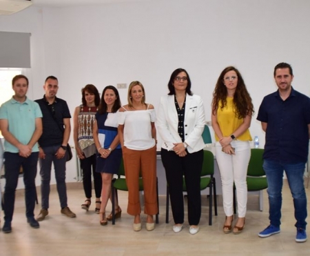 La Delegada de agricultura con los participantes en la reunión (JUNTA) La Delegada de agricultura con los participantes en la reunión (JUNTA)