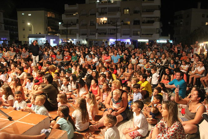 Público durante una actuaciónd el festival de títeres de La Herradura (AYTO. ALMUÑÉCAR)