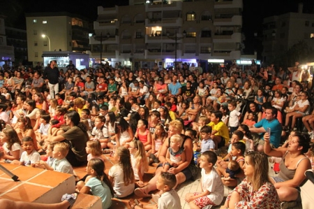 Público durante una actuaciónd el festival de títeres de La Herradura (AYTO. ALMUÑÉCAR)