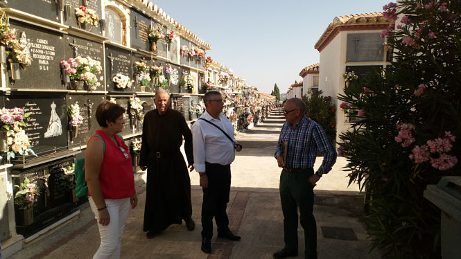 Visita de Jesús Lorente al cementerio de Guadix (AYTO. GUADIX)