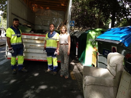 La concejala de Medio Ambiente, Pepa Rubia ha presentado la nueva campaña de recogida de muebles (AYTO. GRANADA)