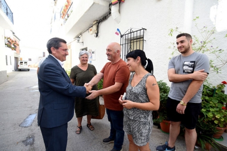 José Entrena durante su visita a Busquístar (J. GROSSO / DIPGRA)