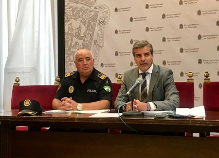 César Díaz ha presentado al nuevo jefe de la policía local (AYTO. GRANADA)