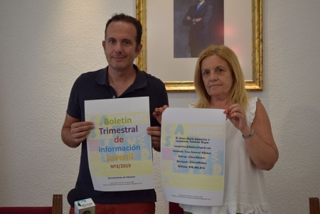 La Concejala de Juventud, Mari Carmen Calderay y el técnico municipal, Jorge Remacho han presentado las actividades para los mas jovenes (AYTO. ALBOLOTE) La Concejala de Juventud, Mari Carmen Calderay y el técnico municipal, Jorge Remacho han presentado las actividades para los mas jovenes (AYTO. ALBOLOTE)