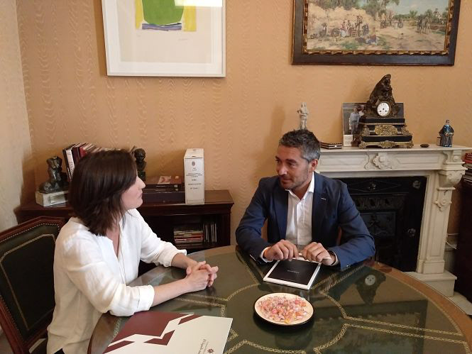 Reunión entre Manuel Olivares y Concha de Santa Ana (AYTO. GRANADA)