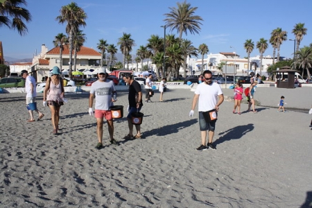Playa Patrol durante la limpieza de la playa (AYTO. SALOBREÑA)