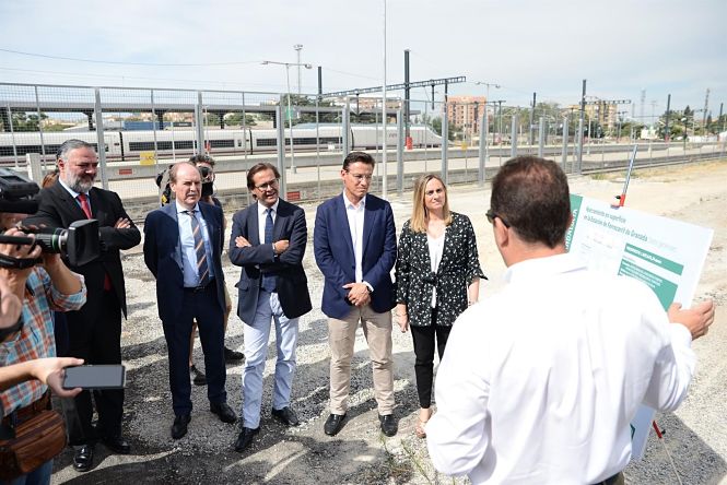 Luis Salvador ha acudido al inicio de las obras en el Estación de Renfe (JUNTA)