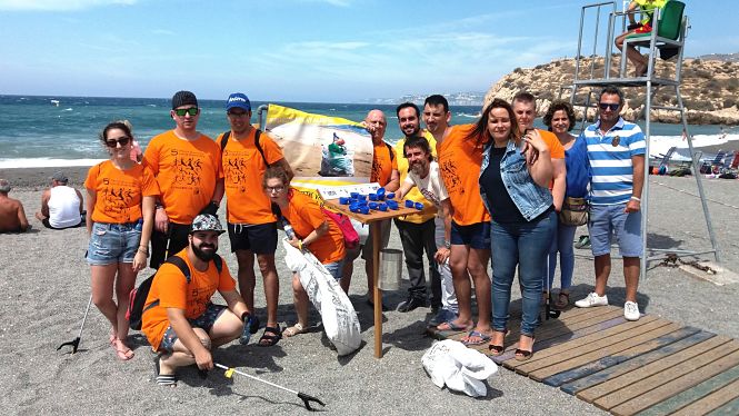 Miembros de las asociaciones tras la limpieza de la plata (AYTO. SALOBREÑA) 