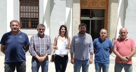 Representantes de los colectivos tras el registro de las alegaciones en contra de la macrogranja (AGAPRO) Representantes de los colectivos tras el registro de las alegaciones en contra de la macrogranja (AGAPRO)