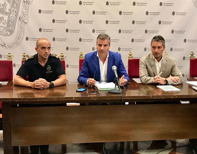 César Díaz y Manuel Olivares junto al jefe de bomberos (AYYO. GRANADA)