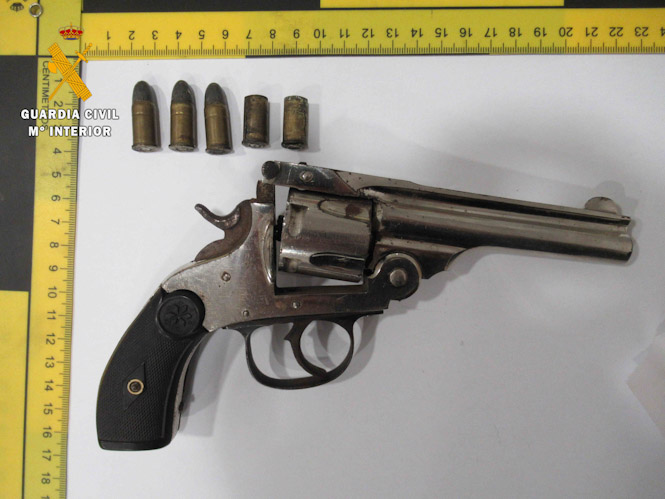 Revólver incautado al detenido (GUARDIA CIVIL)