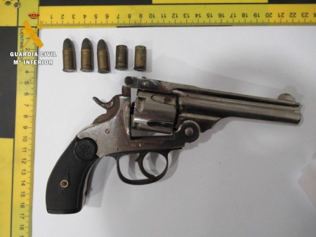 Revólver incautado al detenido (GUARDIA CIVIL)
