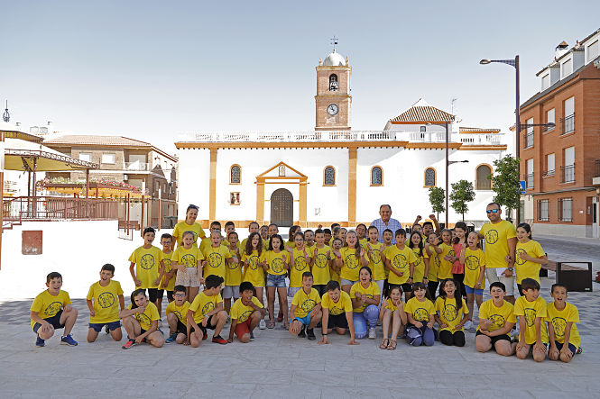 Escolares y sus profesores junto al alcalde y la concejala de Educación de Huétor Tájar (AYTO. HUÉTOR TÁJAR)