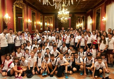 Niños hispano-marroquíes durante la visita al Ayuntamiento (AYTO. GRANADA)