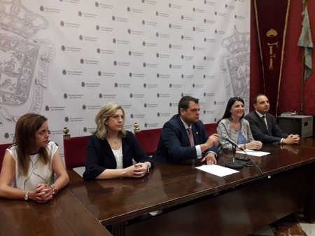 Macarena Olona en rueda de prensa junto a miembros del grupo municipal de Vox en el Ayuntamiento de Granada (EUROPA PRESS) 