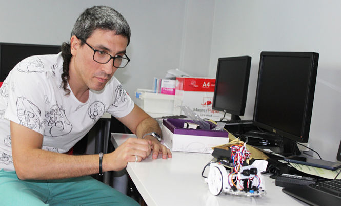 Momento de la formación en robótica dirigida a Agentes de Innovación Local de Centros Guadalinfo (GUADALINFO) 