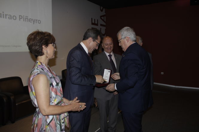 Miguel Guirao recibe la medalla de manos de Ernesto Páramo (PARQUE DE LAS CIENCIAS)
