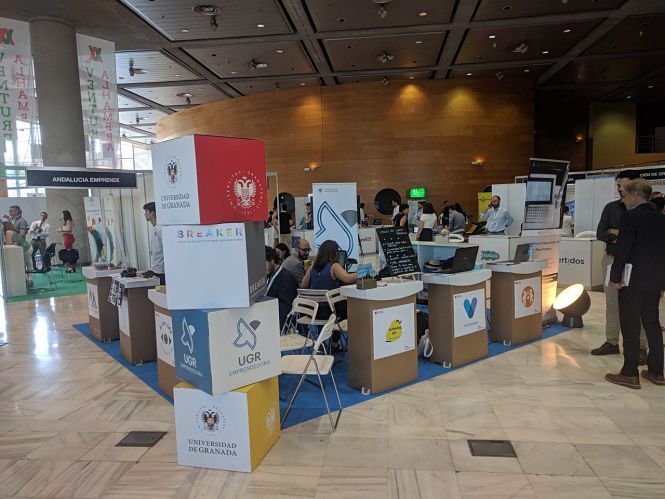 Stand de la Universidad en Alhambra Venture (UGR)