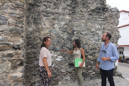La arqueóloga municipal, Elena Navas (centro), explica la silleria exterior de la Cueva 7 Palacios a los concejales Beatriz González Orce y Alberto M. García Gilabert (AYTO. ALMUÑÉCAR) 