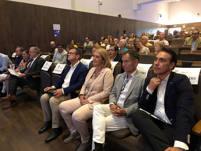 Luisa García Chamorro en la asamblea de la Junta de compensación de Playa Granada (ayto. motril)