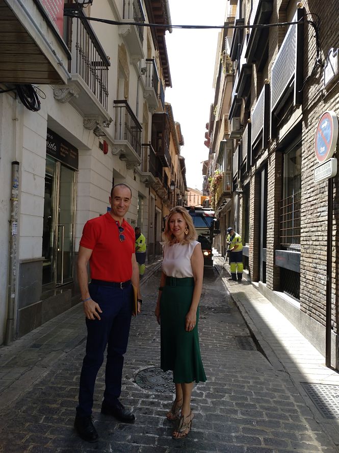 La concejala de Medio ambiente en el baldeo de una calle (AYTO. GRANADA) 