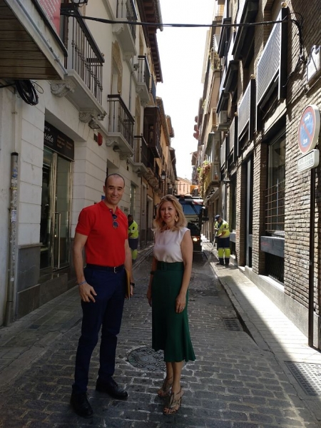 La concejala de Medio ambiente en el baldeo de una calle (AYTO. GRANADA) 