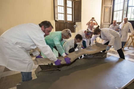 Equipo de expertos trabajan con el sarcófago (JUNTA)