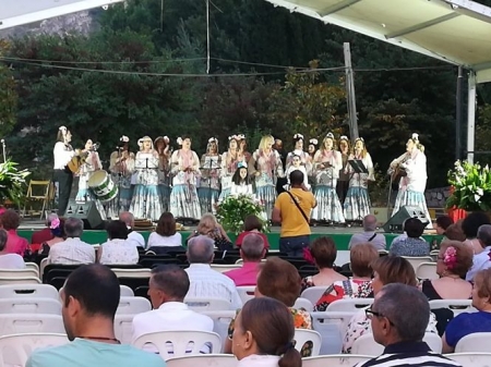 Uno de los coros durante su actuación (AYTO. MONACHIL) Uno de los coros durante su actuación (AYTO. MONACHIL)