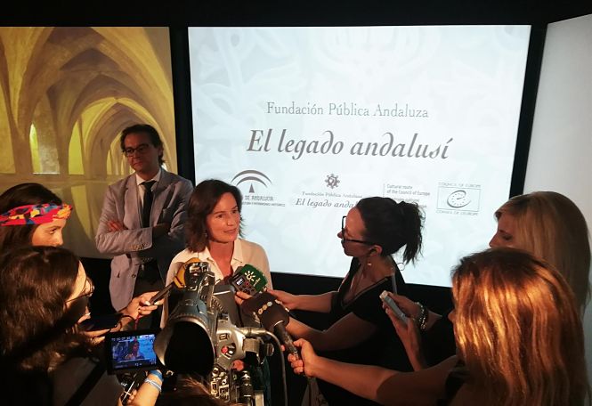 La directora del Legado Andalusí, Concha de Santa Ana atiende a los medios (LEGADO ANDALUSÍ)