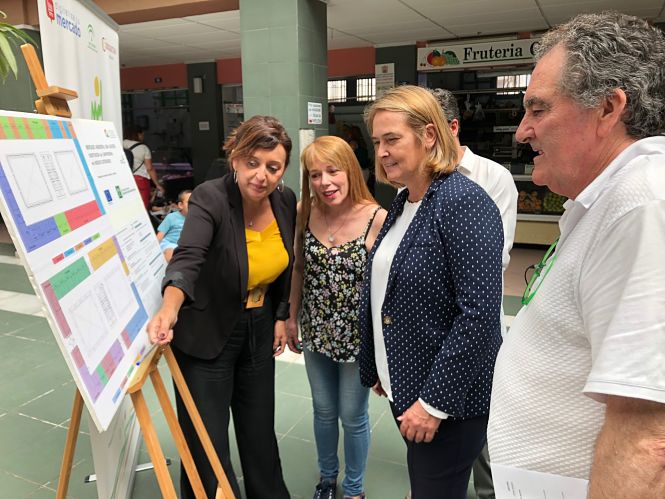 Luisa García Chamorro durante su visita al mercado (AYTO. MOTRIL)