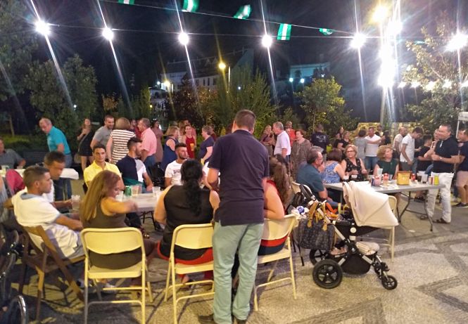 Vecinos disfrutando de las fiestas (AYTO. MONACHIL)