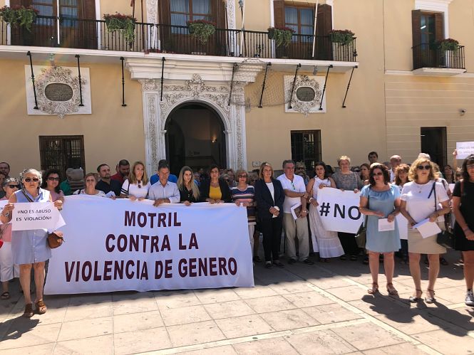 Concentración en Motril en apoyo a la víctima de la violación en grupo de Manresa (AYTO. MOTRIL)