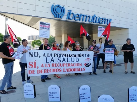 Concentración frente a la sede de Ibermutuamur (CGT)