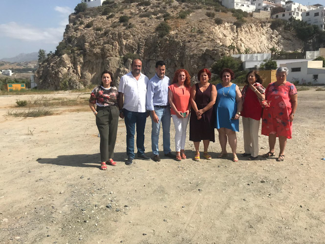 Miembros del PSOE durante su visita a Salobreña (PSOE) 