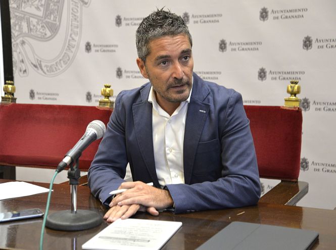 El concejal de empleo, Manuel Olivares, en rueda de prensa (JAVIER ALGARRA)