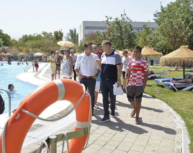 Luis Salvador ha visitado la piscina de Almanjayar (JAVIER ALGARRA)