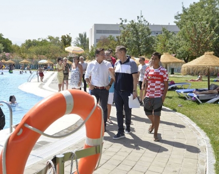 Luis Salvador ha visitado la piscina de Almanjayar (JAVIER ALGARRA)