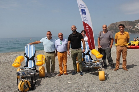 Presentación de las nuevas sillas anfibios (AYTO. ALMUÑÉCAR)
