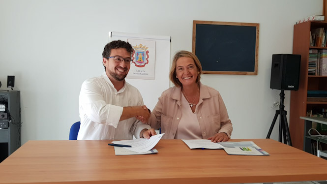 La alcaldesa de !Motril ha firmado el convenio (AYTO. MOTRIL)