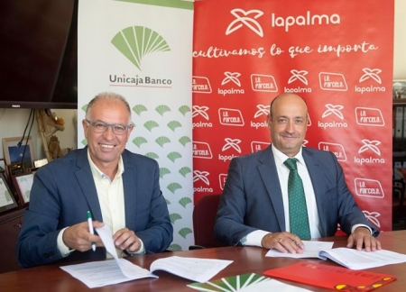 Firma del convenio entre Ubicaba Banco y cooperativa La Palma (UNICAJA BANCO)