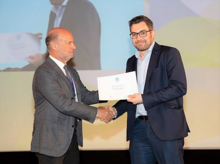 Carlos Cuenca recoge el galardón (HUSC)