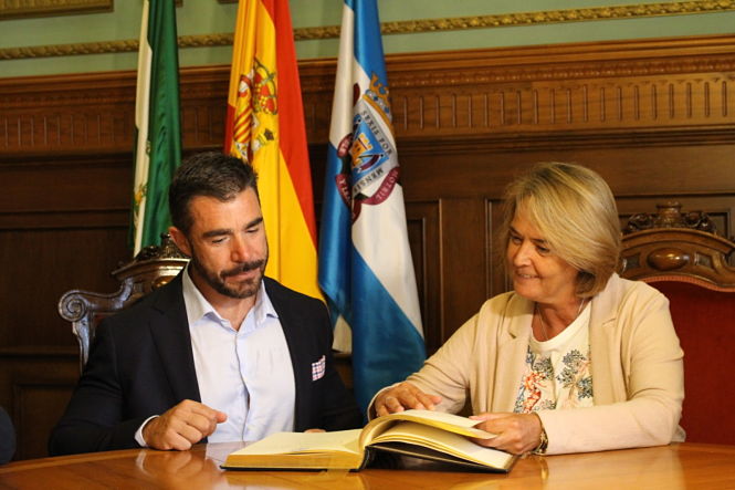 El director del Instituto Cervantes ha firmado en el Libro de Honor (AYTO. MOTRIL)