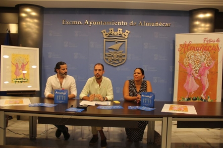 Alberto G. Gilabert en el centro junto a José María Beas, autor del cartel y María `La Canastera` que presenta su disco en las Fiestas (AYTO. ALMUÑÉCAR)