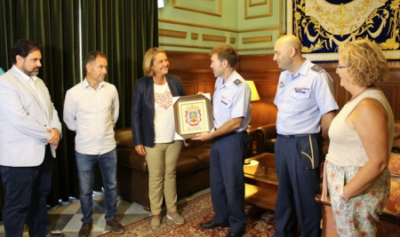 El Ayuntamiento de Motril ha recibido al nuevo comandante del EVA 9 (AYTO. MOTRIL)
