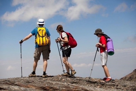 Senderistas en el Parque Natural de Sierra Nevada (EUROPA PRESS)