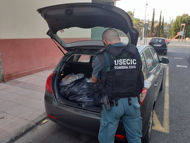 Un miembro de la Usecic con la marihuana incautada (GUARDIA CIVIL)