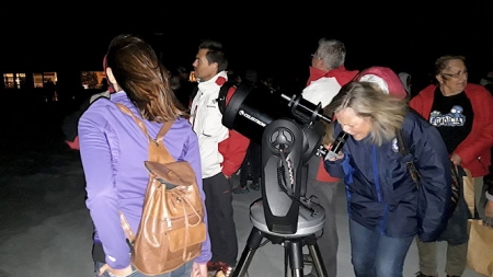 Algunas personas observan las Perseidas (CETURSA)