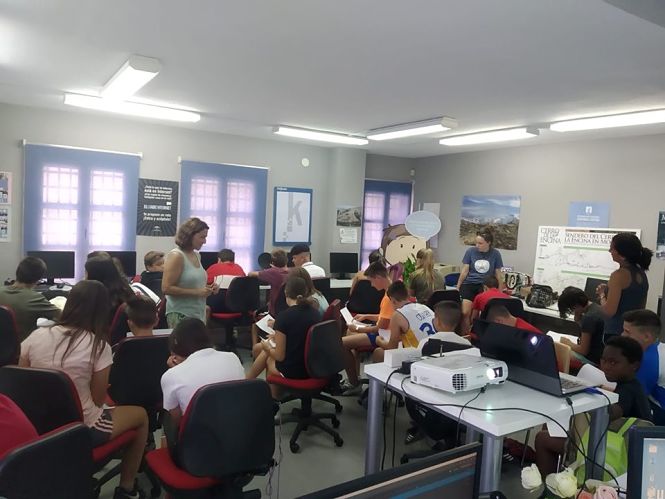 Participantes en uno de los talleres veraniegos de Monachil (AYTO. MONACHIL)